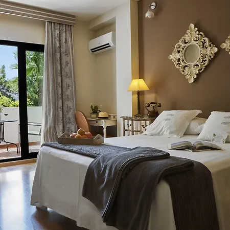 Hotel B Bou La & 4*